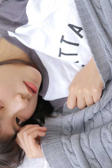 我和闺蜜在公交被八个人挤倒